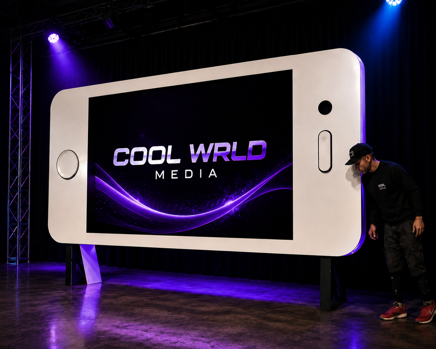 PROMOBILE Oversized iPhone Booth